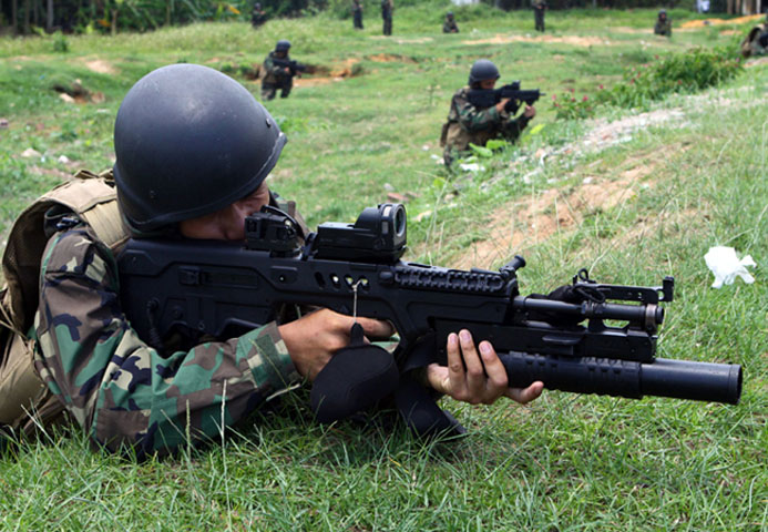  So với súng trường tiến công AK-47 (hay biến thể AKM, AKMS) sử dụng phổ biến trong quân đội ta, TAR-21 có ưu điểm là trọng lượng nhẹ, khả năng tấn công chính xác hơn với sự hỗ trợ của kính ngắm điểm đỏ, kính ngắm quang học ITL MARS.