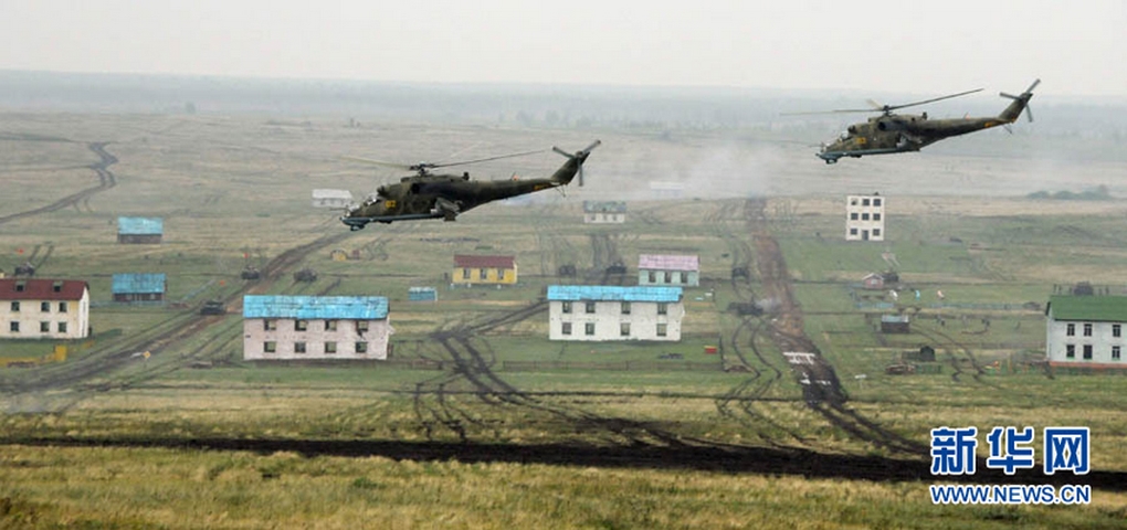 Hai trực thăng tấn công Mi-24 của Nga quần thảo bầu trời