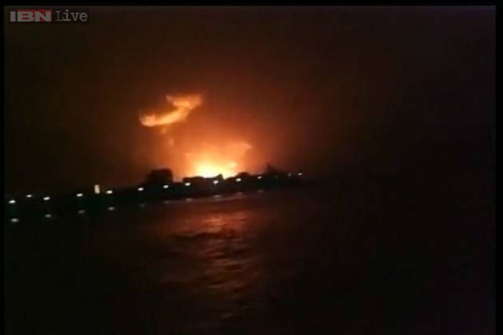 Vụ cháy nổ xảy ra ngay sau nửa đêm qua, khi tàu ngầm INS Sindhurakshak đang neo tại xưởng đóng tàu được bảo vệ nghiêm ngặt của hải quân ở cảng Mumbai, thuộc bờ biển phía tây của Ấn Độ. Đám cháy hiện đã bị khống chế, chiếc tàu đã bị ngập một phần trong nước tại bến cảng.