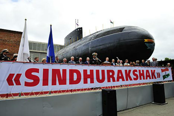 Tàu ngầm INS Sindhurakshak thuộc lớp dự án 877 EKM, lớp Kilo chạy điện và diesel được đóng tại nhà máy đóng tàu lâu năm nhất của Nga là Admiraltei Verfi vào năm 1995 theo đơn đặt hàng của Hải quân Ấn Độ.