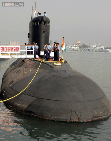 INS Sindhurakshak (S63) là tàu ngầm phi hạt nhân lớp Sindhughosh thiết kế hoàn toàn dựa trên lớp tàu ngầm Kilo Project 877EKM của Nga có lượng giãn nước khi lặn 3.076 tấn, dài 72,6m, rộng 9,9m. 