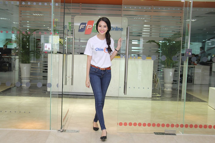 Hoa hậu Thu Thảo mộc mạc với áo thun quần jean.