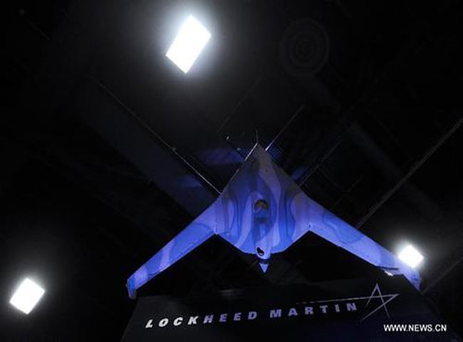 Một mẫu hệ thống máy bay không người lái Fury của Lockheed Martin được treo lơ lửng trong hội trường. Ảnh: Xinhua