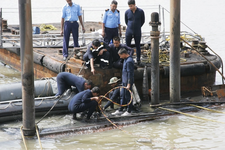 Công việc mở cửa khoang và cứu hộ con tàu vẫn đang diễn ra.