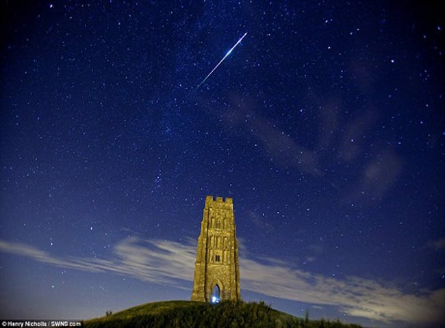 Mưa sao băng Perseid diễn ra đều đặn hằng năm, trong khoảng thời gian từ giữa tháng 7 tới giữa tháng 8. Thời điểm tuyệt vời nhất để xem mưa sao băng trong năm nay chính là tối 13/8 vừa qua với khoảng 60 ngôi sao băng vụt qua bầu trời trong vòng một giờ. (Hình ảnh một ngôi sao băng cháy sáng trên bầu trời phía trên ngọn đồi Glastonbury, Anh)