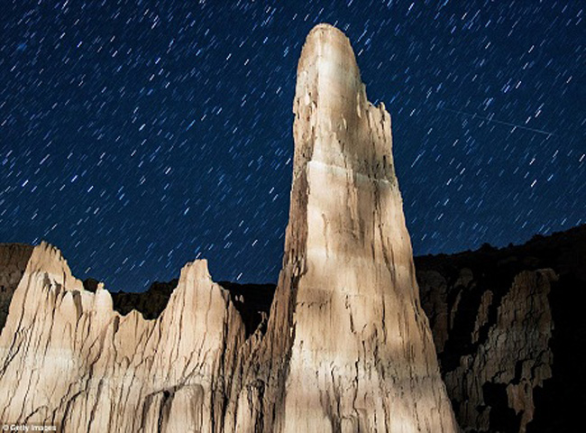 Bầu trời tuyệt đẹp ở công viên quốc gia Cathedral Gorge, bang Nevada, Mỹ. (Theo Dân trí/Dailymail)