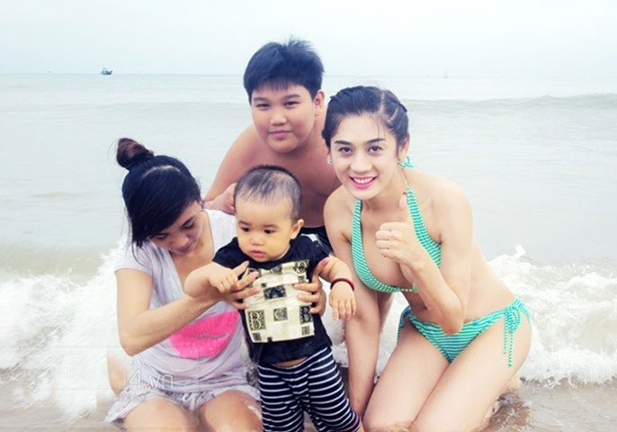  Vóc dáng thon gọn khác thường và hoàn hảo khiến ca sĩ chuyển giới nhận được nhiều lời khen nhưng cũng vấp những nghi vấn đã photoshop quá đà.