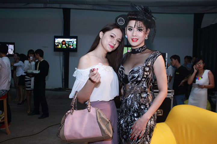 Hương Giang Idol và Lâm Chi Khanh đang là hai giọng ca chuyển giới hot trong showbiz Việt. Cả 2 sau khi chuyển giới đều nhận được sự chú ý của khán giả và luôn bị so sánh với nhau. Giữa hai người còn xảy ra tin đồn bằng mặt chứ không bằng lòng, không những thế còn còn cạnh tranh với nhau về mặt hình ảnh.