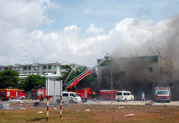 Các lực lượng cứu hỏa, cứu thương kịp thời dập tắt đám cháy, chuyển người bị thương, ngạt khói đi cấp cứu.
