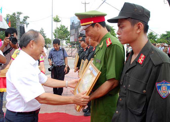  Lãnh đạo Tập đoàn Dầu khí Việt Nam khen thưởng các tập thể và cá nhân hoàn thành xuất sắc nhiệm vụ diễn tập.Theo QĐND