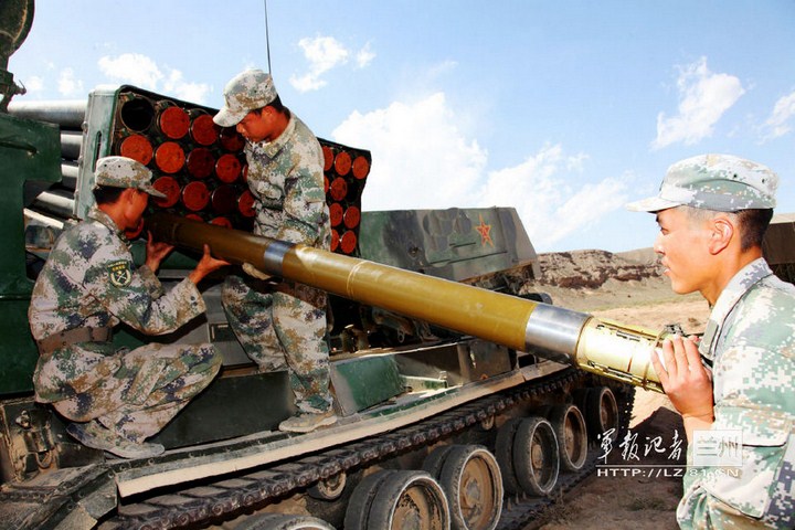 Binh sỹ Trung Quốc nạp đạn cho hệ thống pháo phản lực tự hành 122mm Type 89.