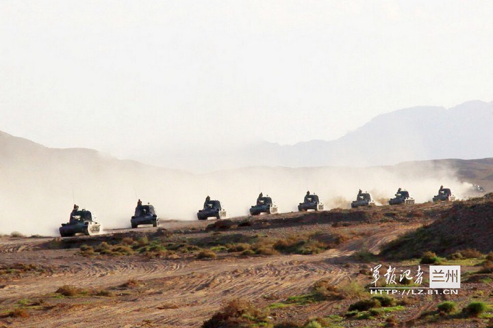 Hàng dài các xe pháo phản lực tự hành Type-83 152mm gầm rú trên sa mạc.