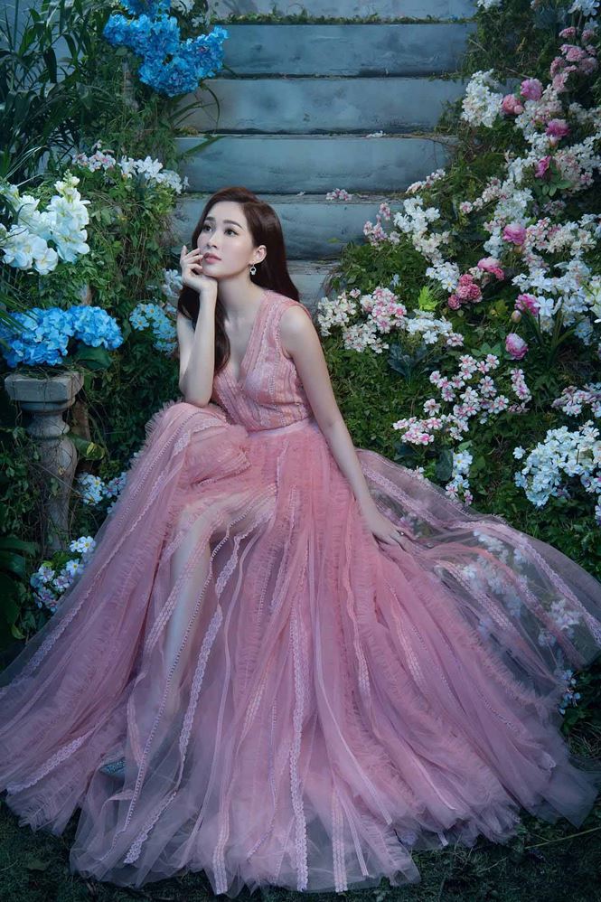 Khoác lên mình bộ váy gam màu hồng pastel nhẹ nhàng như sương mai, Hoa hậu Thu Thảo đẹp xứng danh 'thần tiên tỷ tỷ'.  