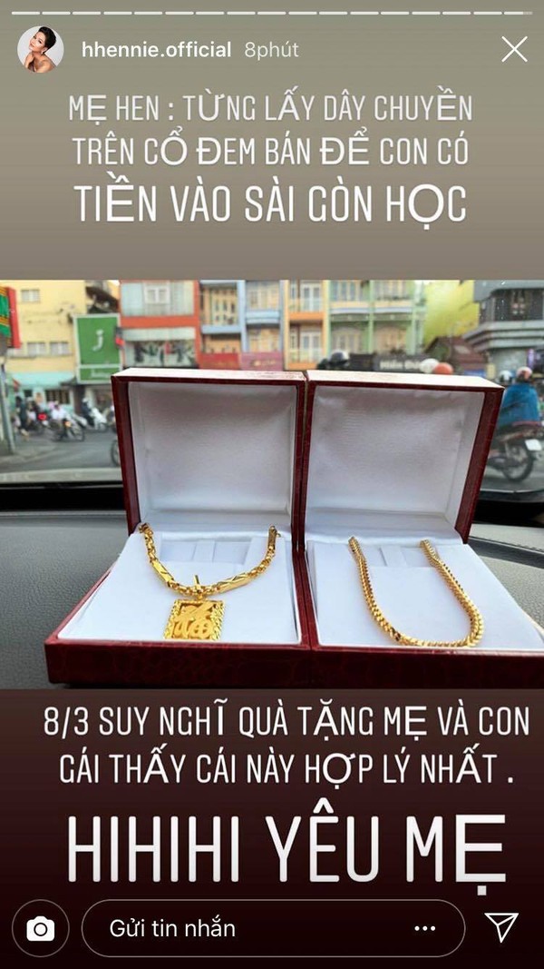 Chiếc dây chuyền vàng H'Hen Niê mua tặng mẹ làm quà nhân ngày Quốc tế Phụ nữ 8/3.    