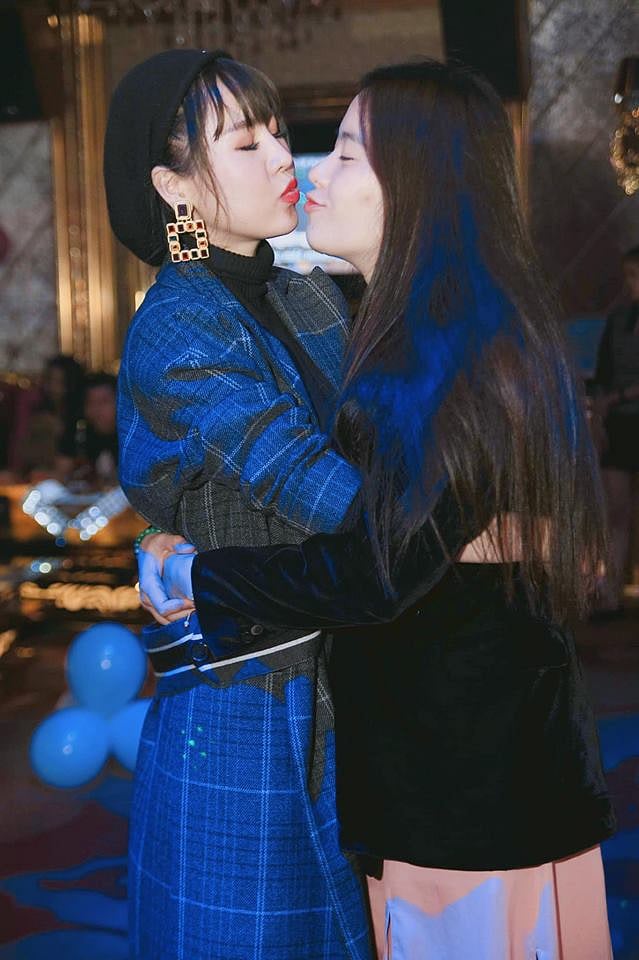 Cách đây ít ngày, Nam Em tham dự tiệc sinh nhật của Quế Vân. Nhiều người nhận xét trông Nam Em mũm mĩm hơn.