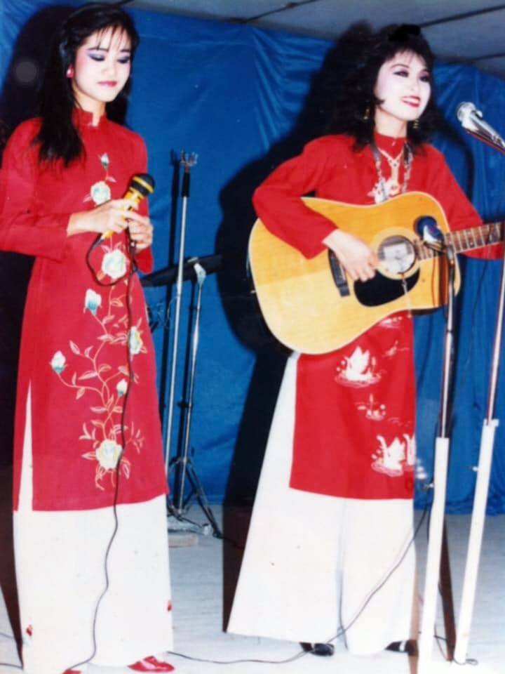 NSND Thái Bảo và ca sĩ Hồng Nhung có chuyến lưu diễn tại thành phố Mosul - Iraq. Trong một buổi biểu diễn, cả hai cùng mặc áo dài đỏ và hát bài Tạm biệt chim én. Thời điểm đó, ca sĩ Hồng Nhung mới chỉ 19 tuổi và đang là sinh viên hệ trung cấp của Nhạc viện Hà Nội.    Hồng Nhung là một trong những nữ ca sĩ thành danh từ rất sớm. Năm 10 tuổi, chị đã là thành viên của đội Họa mi thuộc. Năm 11 tuổi, Hồng Nhung được tới Đài Tiếng nói Việt Nam thu âm bài hát đầu tiên Lời chào của em (Nghiêm Bá Hồng) và biểu diễn trong Đội nghệ thuật Măng non Hà Nội.    Năm 15 tuổi, chị đoạt Huy chương vàng Hội diễn chuyên nghiệp toàn quốc tại Hải Phòng với bài Diều ơi cho em bay của Nguyễn Cường. Năm 19 tuổi, nữ ca sĩ được biểu diễn tại Cộng hòa Dân chủ Đức và biểu diễn tại Festival thế giới lần thứ 19 tại Triều Tiên. Chị hiện được coi là 1 trong 4 diva của nhạc Việt.