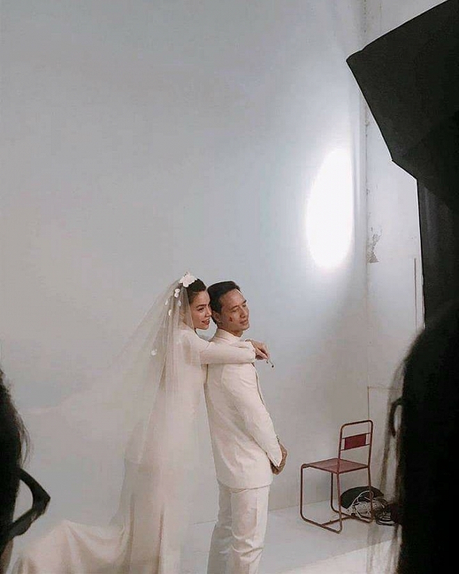 Cách đây ít giờ, những hình ảnh được cho là hậu trường chụp ảnh cưới của Hồ Ngọc Hà và Kim Lý được hé lộ. Nam diễn viên của 