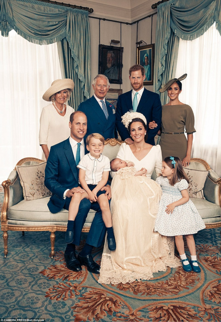 Bên cạnh những bức ảnh chụp riêng của gia đình hoàng tử William và công nương Kate, nhiều người lại chú ý vào bức ảnh chụp chung của tất cả các thành viên hoàng gia Anh.