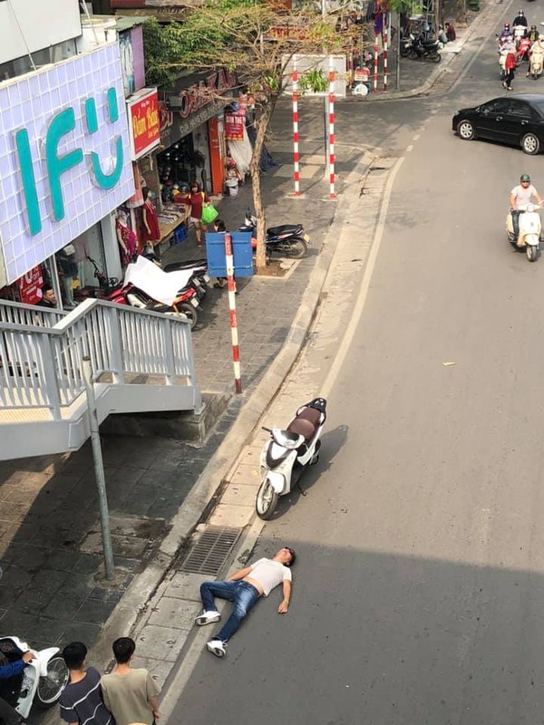 Hình ảnh nam thanh niên nằm lăn ra đường. Ảnh: Facebook