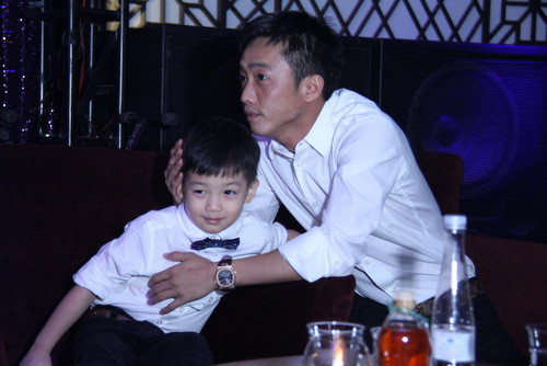 Hình ảnh Subeo chững chạc ở hiện tại khiến nhiều khán giả ngạc nhiên. Năm 2014, Subeo vẫn là cậu bé nhút nhát, ngượng ngùng khi ngồi cạnh cha. Subeo sinh vào tháng 6/2010.    