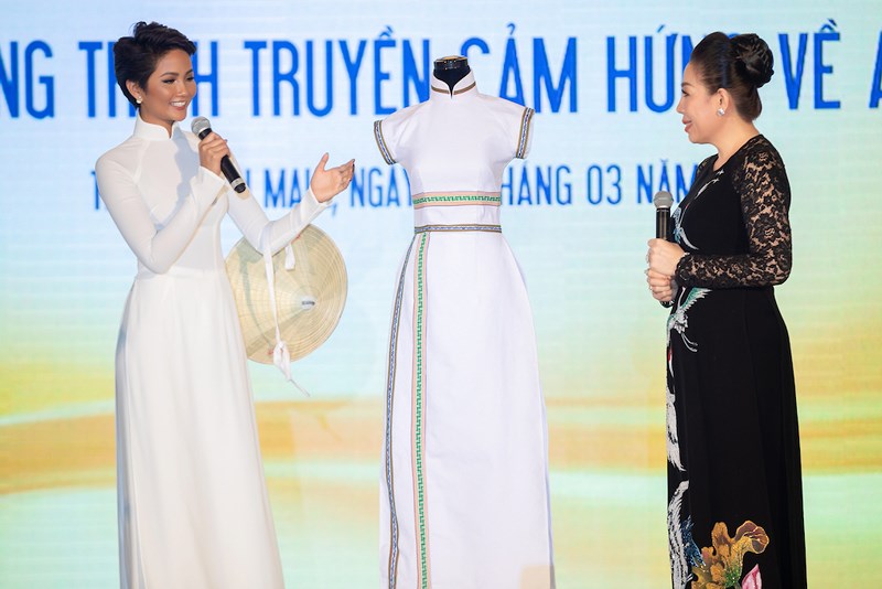 H'Hen cũng đã tặng chiếc áo dài từng lên tạp chí Vogue Thái Lan cho Bảo tàng áo dài Việt Nam.