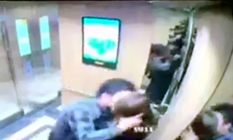Hình ảnh người đàn ông trong thang máy bị camera ghi lại. Ảnh: Cắt từ video.