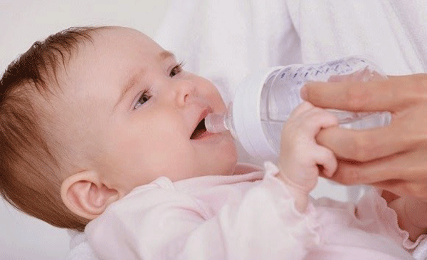 Việc cho trẻ sơ sinh uống nước lọc thường xuyên có thể khiến bé bị nhiễm khuẩn