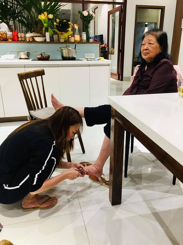 Trên Facebook của mình, hình ảnh Mỹ Tâm trong trang phục giản dị ngồi cắt móng chân cho mẹ khi cô về quê (Đà Nẵng) thăm gia đình khiến khán giả yêu mến cô 