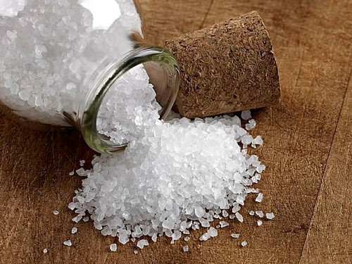 Trong bữa ăn nếu bạn làm đổ lọ muối là điềm báo không may sắp xảy ra