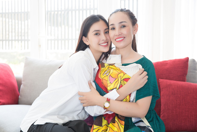 Hoa hậu Tiểu Vy xinh đẹp bên mẹ của mình