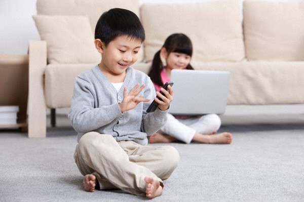 Trẻ em hiện đại ngày càng mê điện thoại