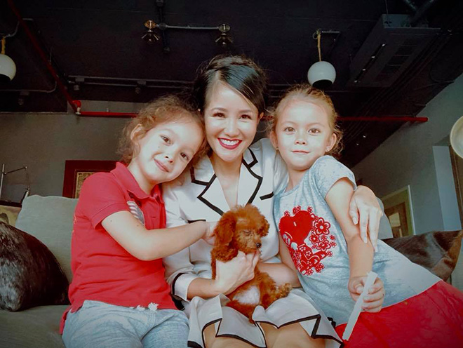 Ca sĩ Hồng Nhung bên 2 con nhỏ sau khi ly hôn chồng Tây vào năm 2018.