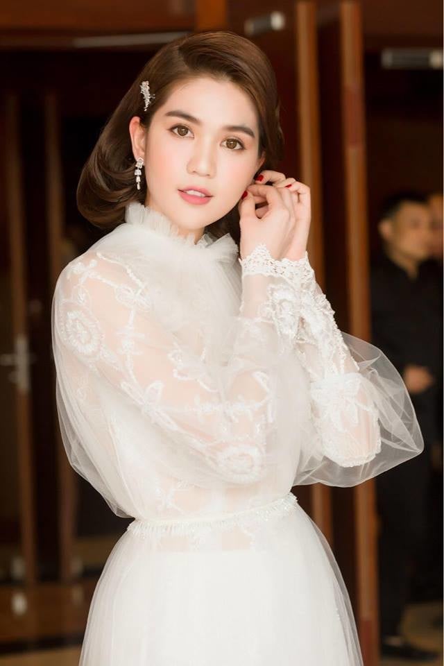 Xuất hiện trong đêm chung kết Hoa hậu Áo Dài Việt Nam 2019, Ngọc Trinh nhanh chóng thu hút sự chú ý của dàn khách mời và truyền thông với nhan sắc ngọt ngào và tinh khôi.    