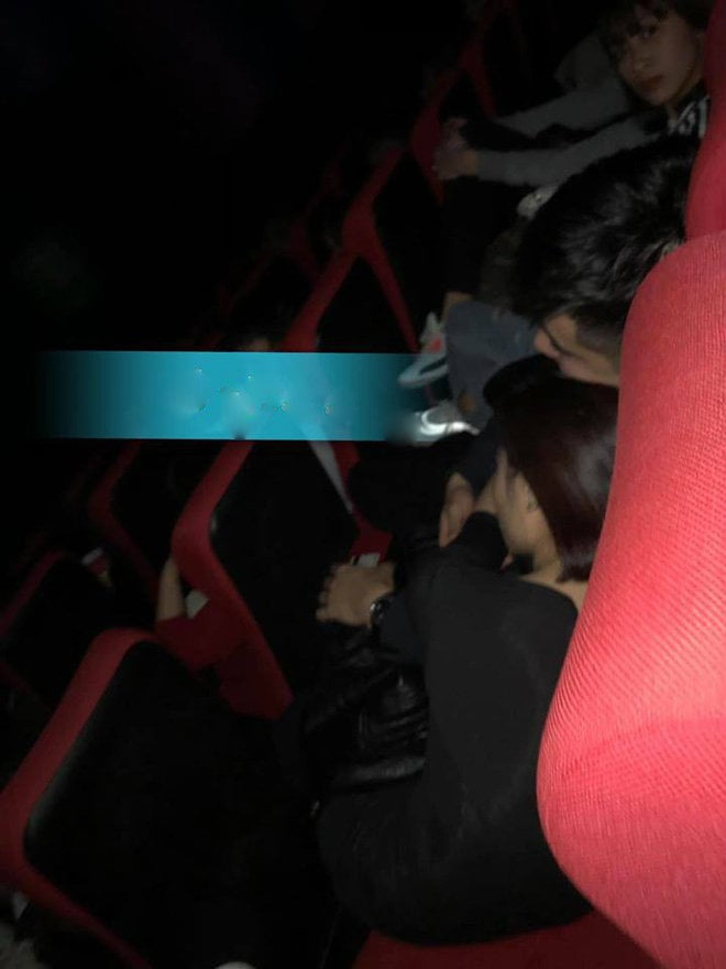 Vợ phát hiện chồng cùng bồ vào rạp chiếu phim ôm ấp nhau.