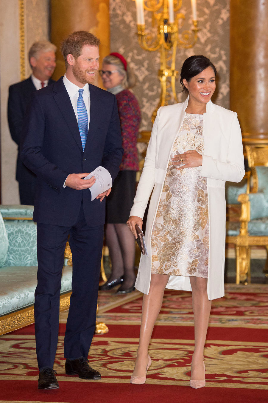 Nữ Công tước xứ Sussex xuất hiện sang trọng trong chiếc váy họa tiết hoa được đặt may riêng. Meghan kết hợp váy với áo khoác trắng của nhà thiết kế yêu thích của hoàng gia Amanda Wakeley (có giá 895 bảng Anh). 