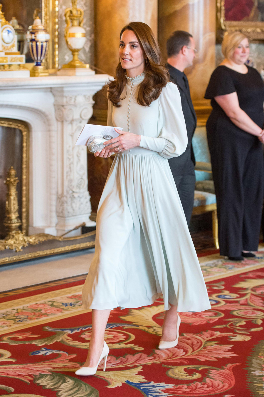 Trong khi đó, Công nương Kate chọn trang phục dịu dàng với váy màu xanh bạc hà, tay bồng. Theo các phóng viên hoàng gia cho biết, chiếc váy được thực hiện bởi nhà thiết kế riêng của nữ công tước.    