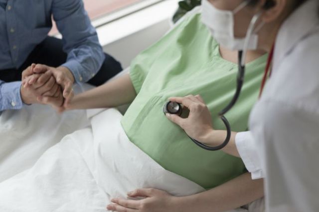Thường xuyên đi khám bác sĩ giúp bạn biết được tình trạng sức khỏe của thai nhi