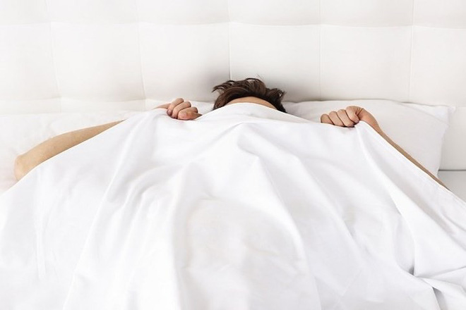 Ngủ trùm chăn khiến bạn phải thở trong bầu không khí bị ô nhiễm