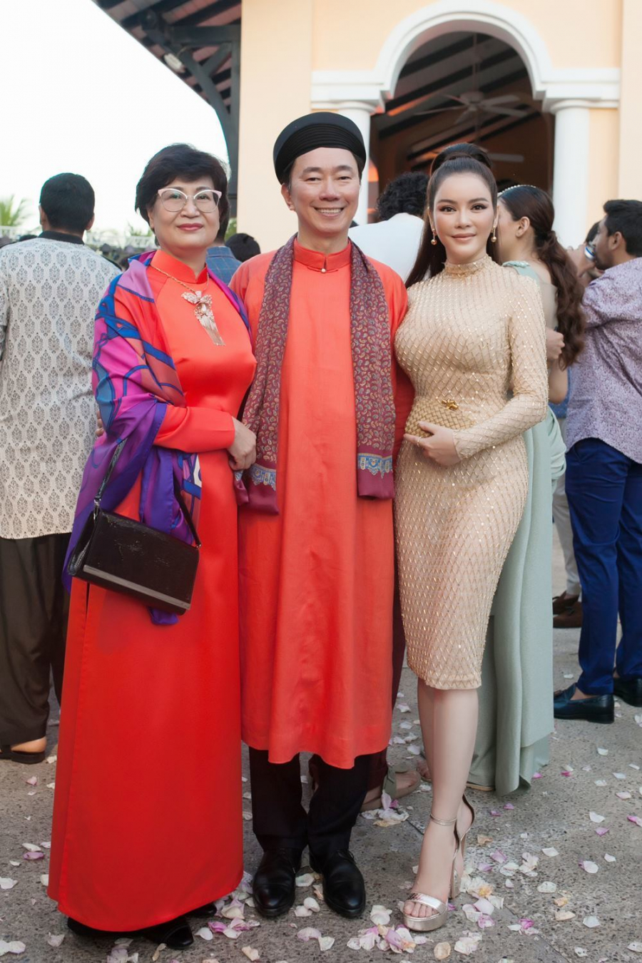 Đám cưới quy tụ dàn khách mời lên đến 700 người, gồm người nổi tiếng và những người trong giới thượng lưu Ấn Độ. Đại sứ Việt Nam tại Ấn Độ Phạm Sanh Châu là người đã giới thiệu cặp tỉ phú tổ chức đám cưới tại Việt Nam.  