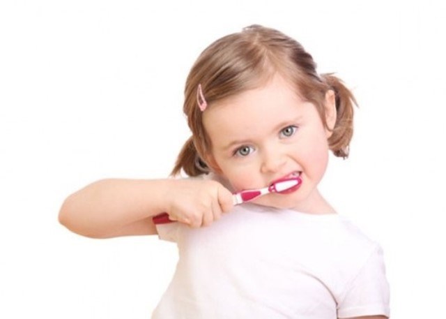Mẹ nên thường xuyên thay bàn chải đánh răng cho bé