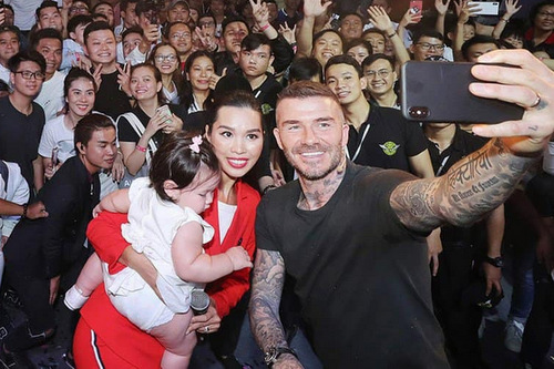 David Beckham vui vẻ cùng chụp ảnh tự sướng với mẹ con siêu mẫu Hà Anh