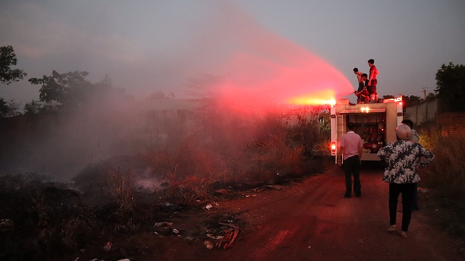 Lực lượng PCCC chiến đấu với ngọn lửa (ảnh: Đậu Tất Thành/TTXVN).