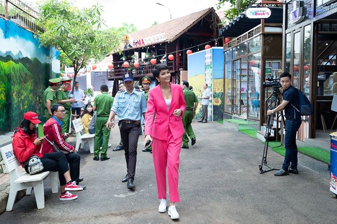 Trước đó tại một sự kiện khác H'Hen Niê cũng không chọn váy áo cầu kỳ mà diện một bộ vest hồng, đi giày sneaker trắng năng động.  