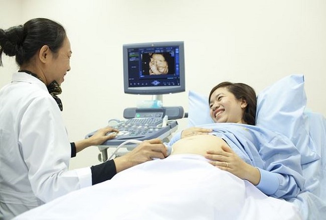 Thai phụ nên đi siêu âm và kiểm tra sức khỏe thường xuyên để biết tình trạng con như thế nào