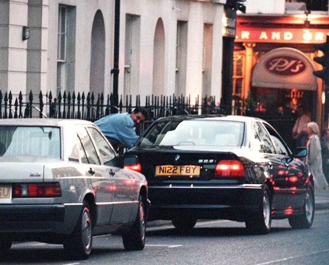 Bác sĩ Hasnat bị bắt gặp cùng vào trong xe hơi với Công nương Diana năm 1996.    