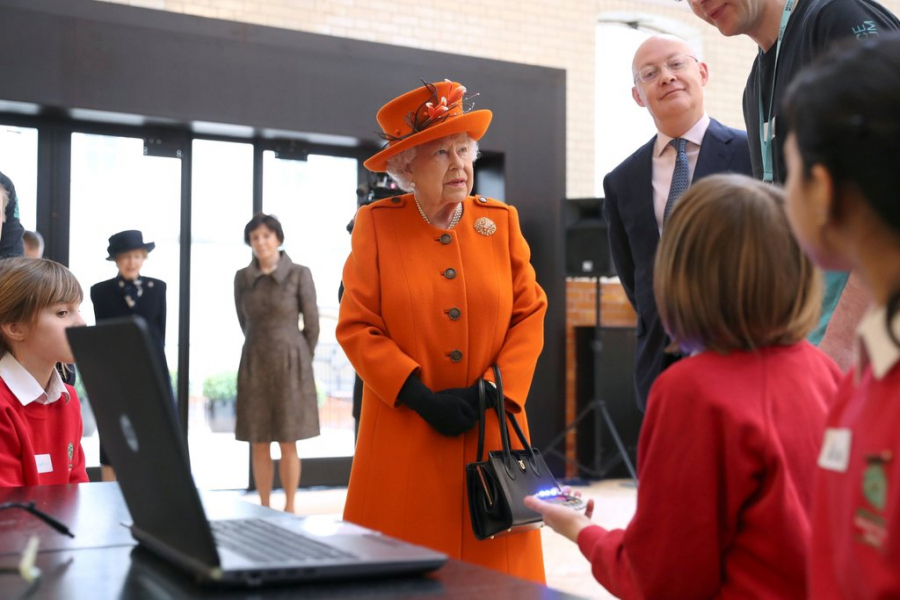 Nữ hoàng Elizabeth II trò chuyện với những lập trình viên nhí về chương trình máy tính tại viện Bảo tàng Khoa học London vào thứ 4 vừa qua. 