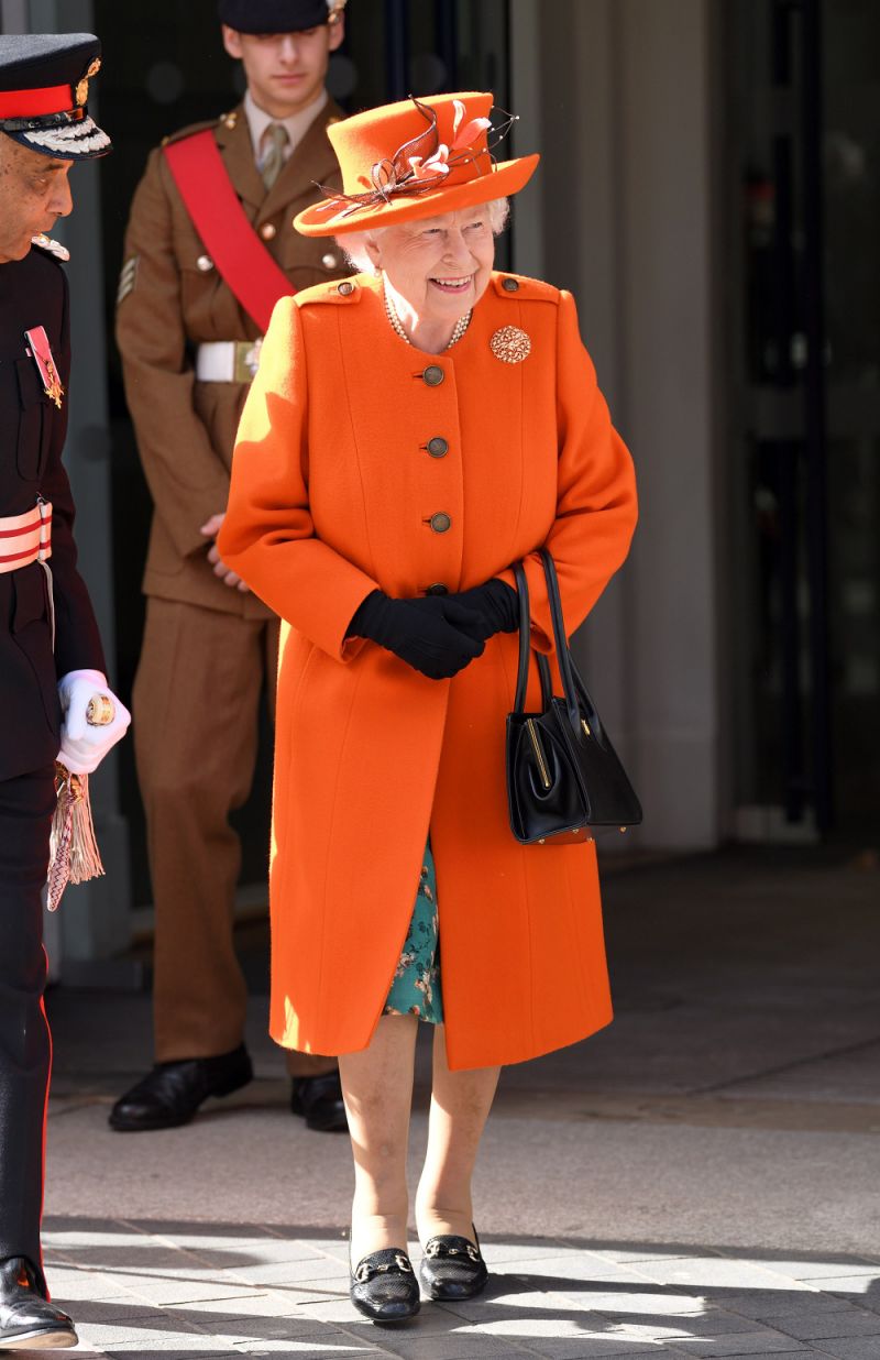 Trong dịp đặc biệt vừa qua, Nữ hoàng Elizabeth II kỷ niệm lần tiếp xúc với các tài năng trẻ bằng cách diện bộ trang phục mang màu sắc xu hướng. Trâm kim cương và bộ vòng cổ, hoa tai ngọc trai được nữ hoàng kết hợp cùng áo khoác và mũ màu cam san hô.    