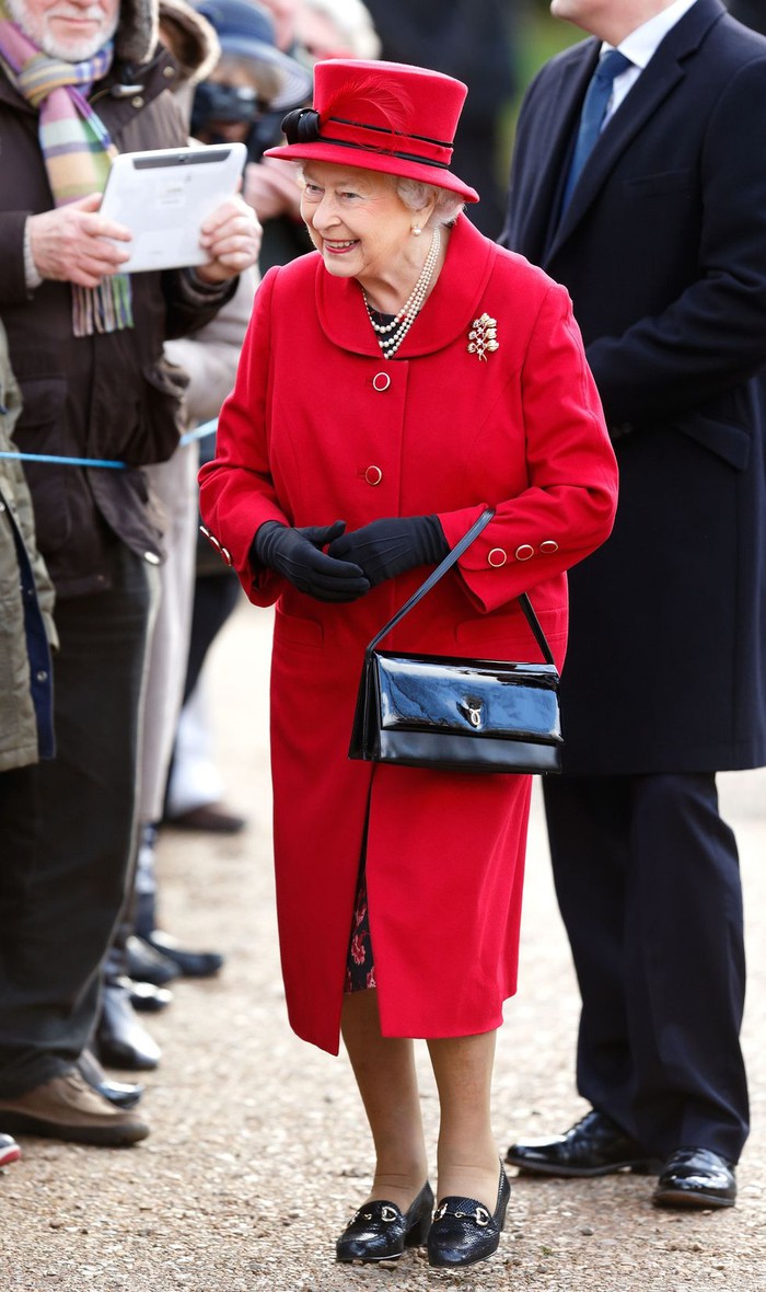Ở tuổi ngoài 90, Nữ hoàng thường gắn với những bộ trang phục khá sặc sỡ.    