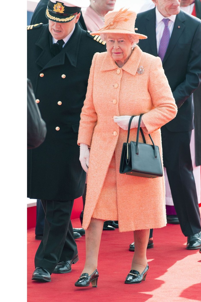 Mỗi lần xuất hiện trước đám đông, người dân có thể dễ dàng nhận ra Nữ hoàng vì những bộ trang phục với những tông màu vô cùng nổi bật như đỏ, vàng, xanh lá, xanh dương...    