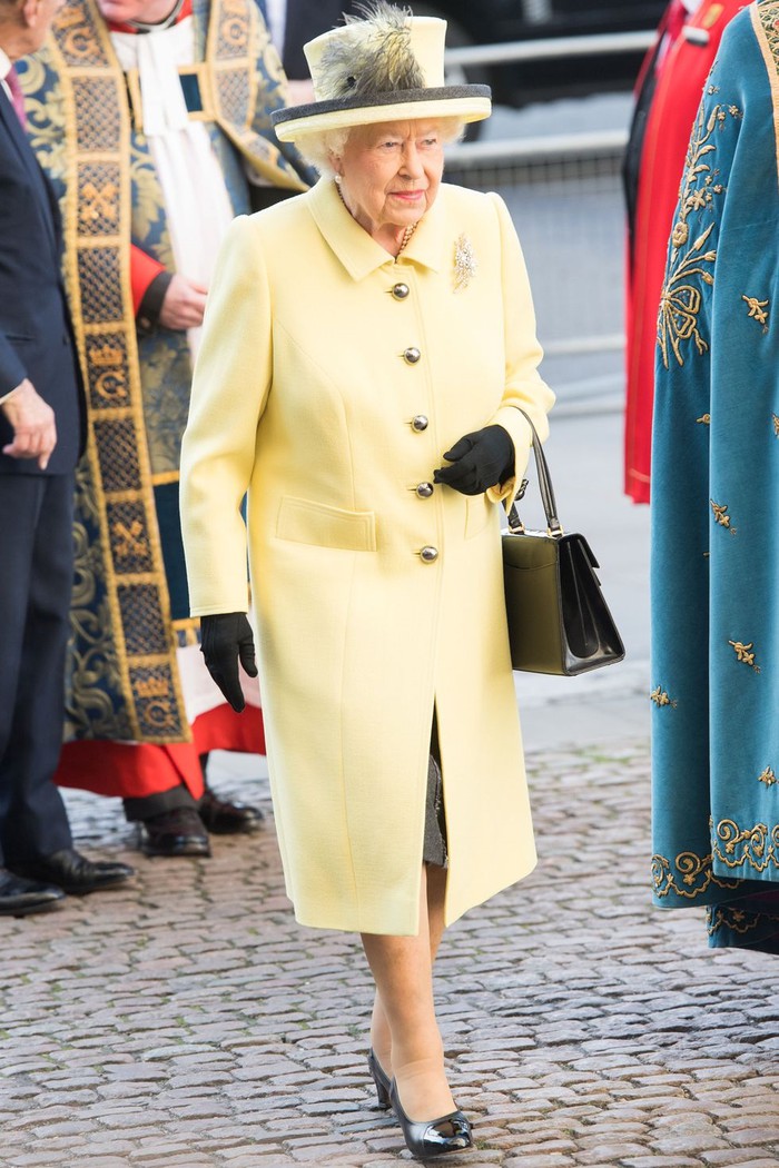 Quả thực với phong cách thời trang không thể trộn lẫn, ai cũng có thể nhìn thấy Nữ hoàng dù ở trong đám đông.    